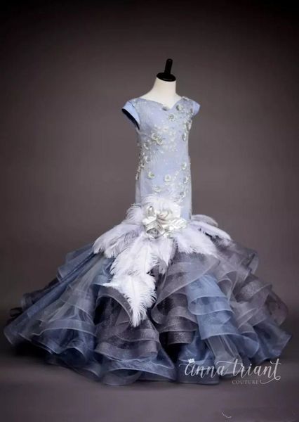 Luxus-Feder-Meerjungfrau-Festzug-Kleider für Mädchen, Blumen-Mädchen-Kleid für Hochzeit, V-Ausschnitt, Flügelärmel, Applikationen, Perlen, Erstkommunion-Kleid