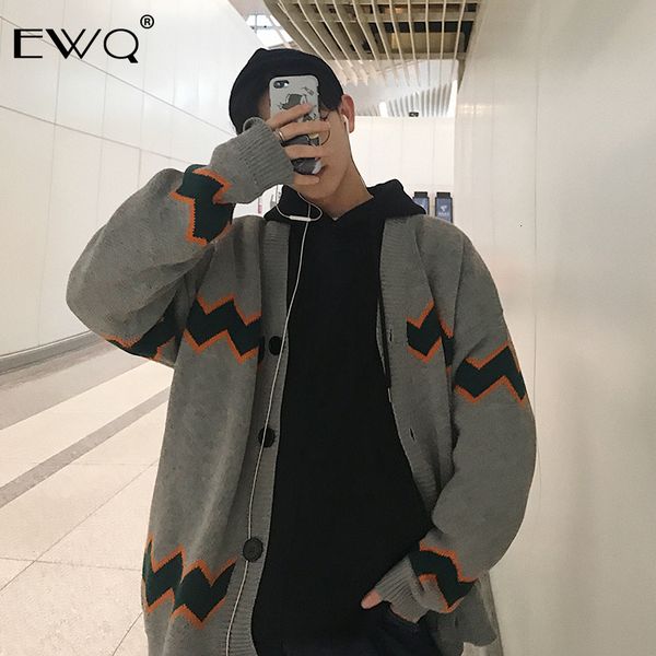 

ewq / 2019 new fashion autumn winter stripe splicing cardigan men loose casual korean stripe splicing knitting swaeter 9a128, White;black