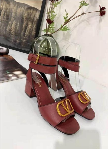 

Весной и летом новые модные женские сандалии классический шарм женские кожаные б