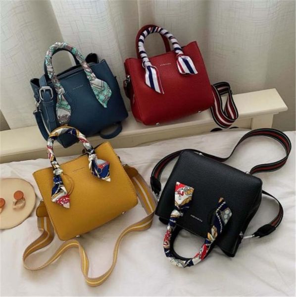

designer- luxury handbag women designer shoulder bag high capacity single shoulder messenger silk scarf fashion newset 2