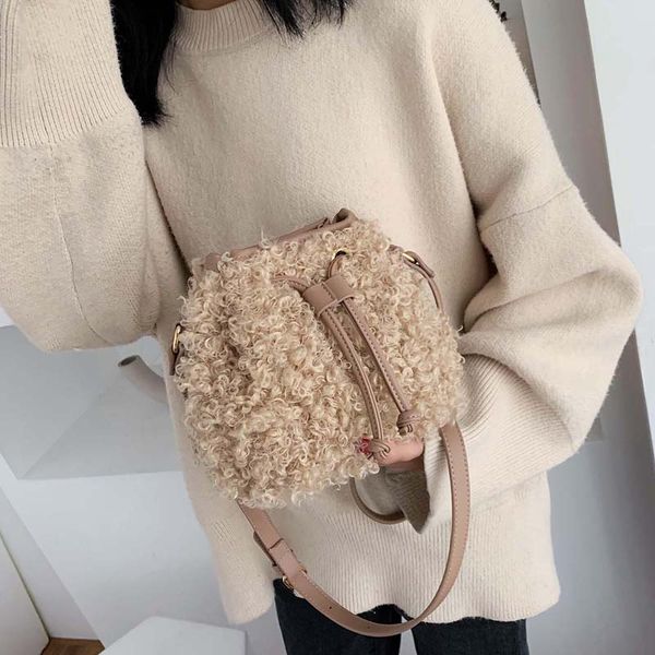 

женщины messenger сумки 2019 зима новый плюшевые сумки женская сумка тенденция чистая красный с насосной ведро океан дикий сумка