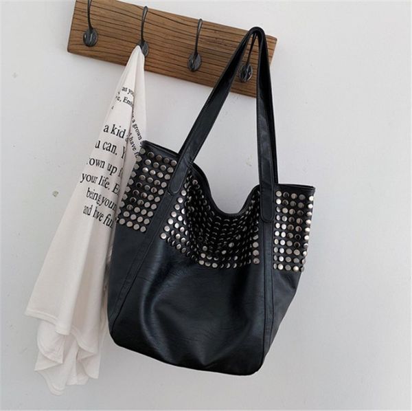 

модная хозяйственная сумка большой емкости заклепки модная леди носит большую сумку на одном плече /ph-cfy20041020