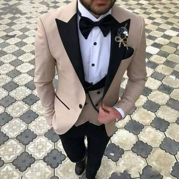 Slim Fit Bege noivo smoking preto pico lapela Groomsmen Mens Wedding Dress Man Estilo Jacket Blazer 3 peça naipe (jaqueta + calça + Vest + empate) 869