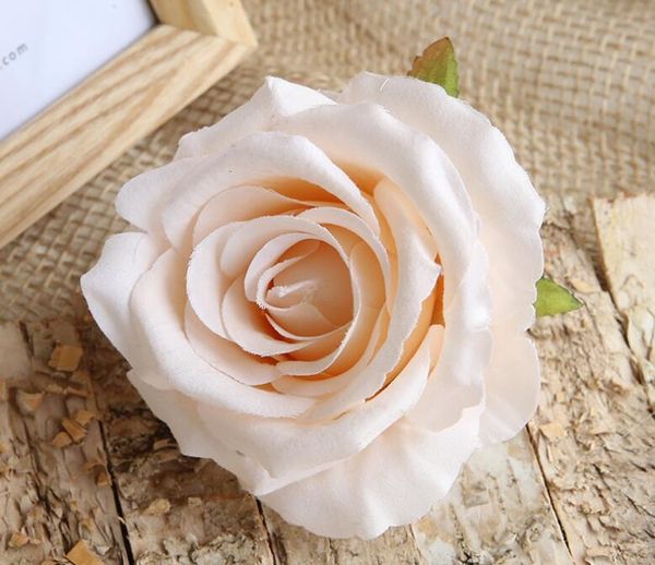 Verschiedene Farben von Seidenrosen-Blütenkopf-Ornament-Zubehör für DIY-Blumenstrauß-Blumenwand-Rosen-Hochzeitsdekorationen