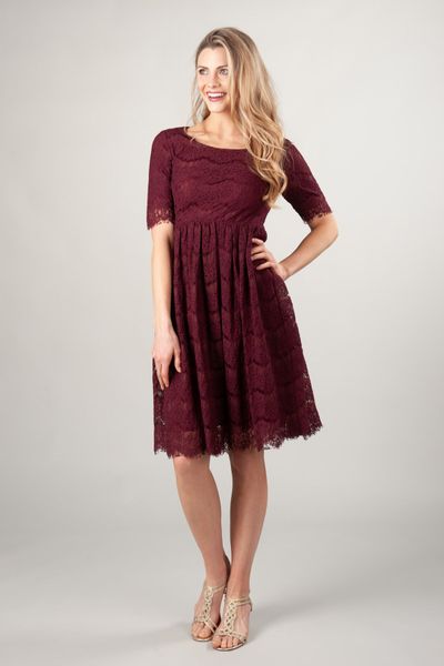 2019 Casual Dark Red Lace Curto Modest Modest Dridesmaid Vestidos com meias mangas A-line comprimento do joelho Vintage vestido de festa de casamento