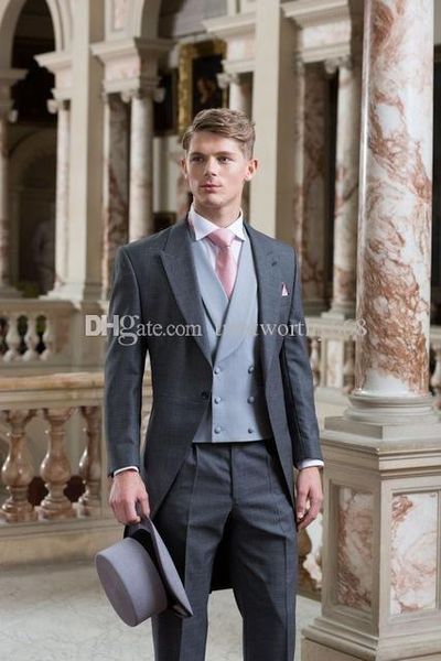 Nuovo arrivo grigio scuro groomsmen picco risvolto smoking dello sposo abiti da uomo matrimonio / ballo di fine anno blazer da uomo migliore (giacca + pantaloni + gilet + cravatta) A508