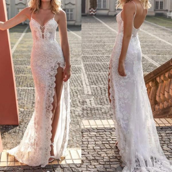 Abiti da sposa sexy con spacco sul lato alto Abiti da sposa senza schienale con scollo a spaghetti con applicazioni in pizzo per giardini sulla spiaggia Abito da sposa con strascico