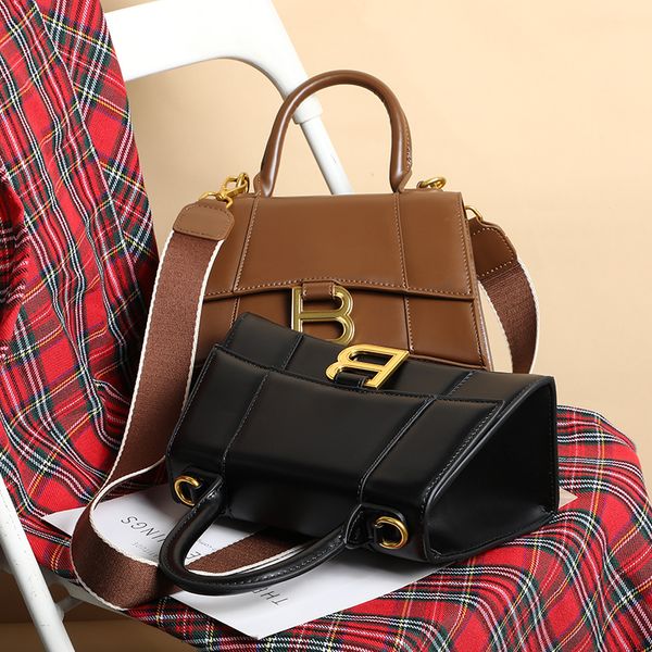 

black handbag ladies fashion new one shoulder diagonal hourglass bag crocodile pattern wild briefcase wholesale 6150