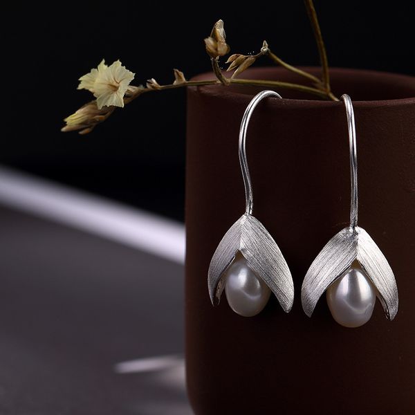 

2018 rushed real s925 pure pearl inlaid wire leaf eardrop, korean version, little fresh temperament lady's earrings wholesale, Golden;silver