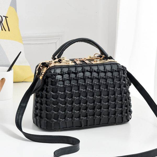 

2020 весна новые европейские и американские модные женские сумки tide solid color steel clip тканые женские сумки
