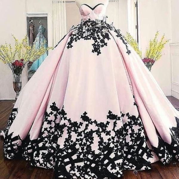 Dubai Puffy Blush Pink Ball Gowns 2020 Sweetheart Plus Size Balck Appliques in pizzo Abiti da sera Lace Up Abiti vintage Abendkleider