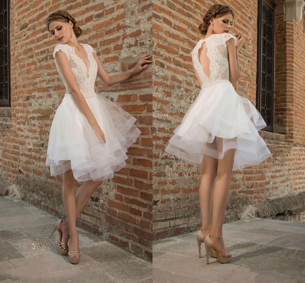 

стильный a-line кружева appliqued backless свадебные платья с cap рукава глубокий v-образным вырезом до колен длина тюль многоуровневого бел, White