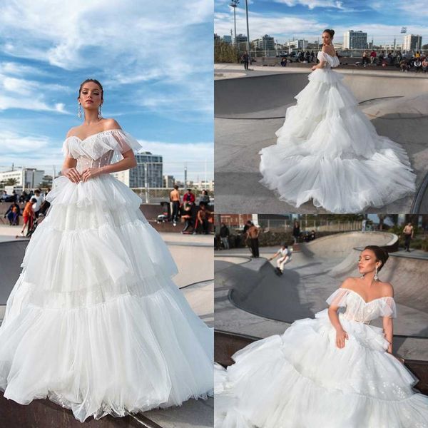 

2020 crystal design wedding dresses tiered skirts a line sweep train pricess beach wedding dress lace applique custom made vestidos de novia, White