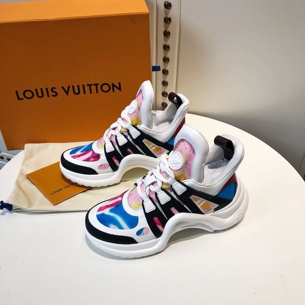 

archlight sneakers are back in sight with pops. avant-garde design and recognizable wavy outsole. circle imprints identity on tongue, Black