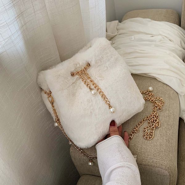 

autumn and winter fashion plush chain bucket shoulder bag 2019 new wild messenger buckle buckle plush pearl handbag