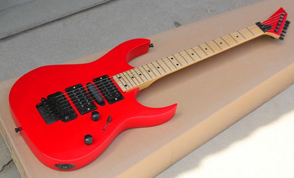 E-Gitarre mit Ahorngriffbrett, Dot-Inlay, Korpus in Floyd Rose und Rot, schwarze Hardware, aktiver HSH-Tonabnehmer, kann individuell angepasst werden.