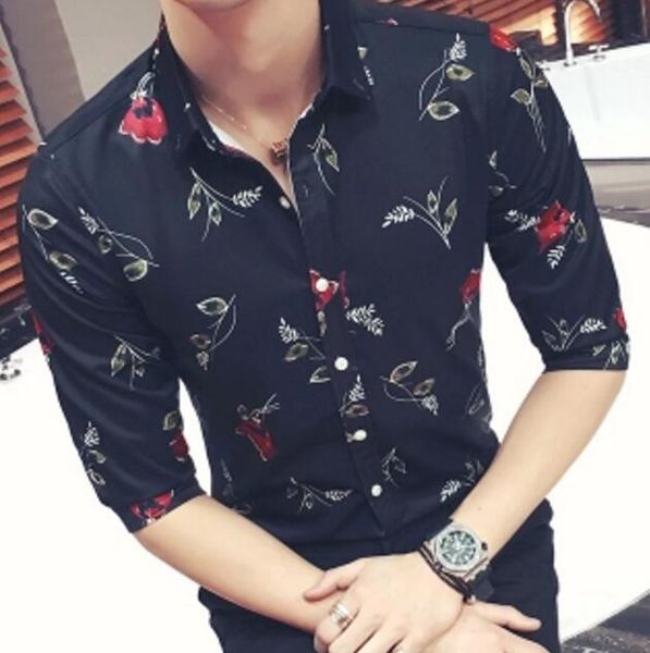 hombres con camisas de flores