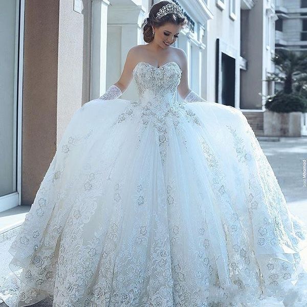 

2019 new luxury ball gown wedding dresses sweetheart lace 3d-floral appliques backless sleeveless sweep train custom formal bridal gowns, White