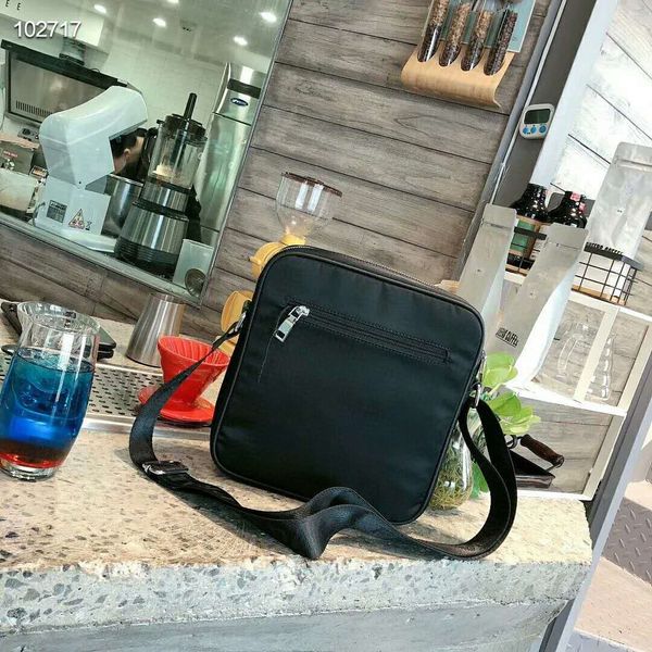 

2020 new designer shoulder bag men's messenger bag leisure bag is made of canvas