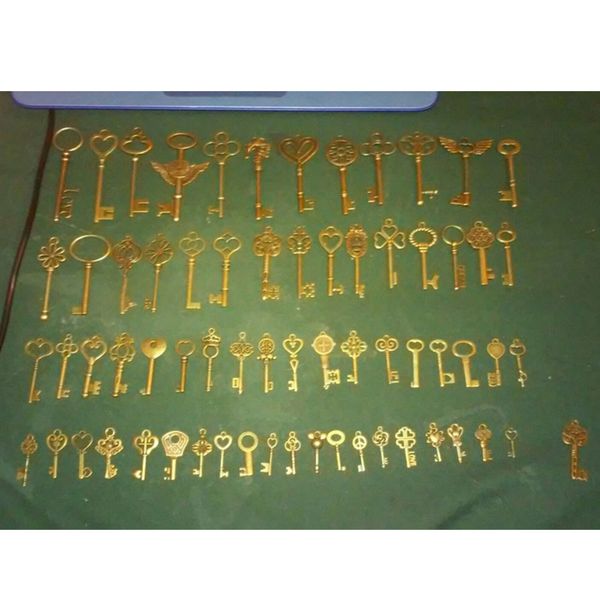 

set of 69 vintage old look keys necklace pendant, Bronze;silver