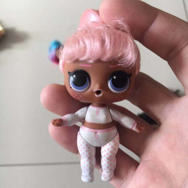 foto de muñeca desnuda