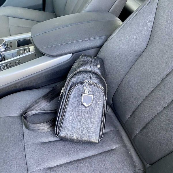 

new men's chest bag calfskin shoulder bag is a fashionable messenger bag