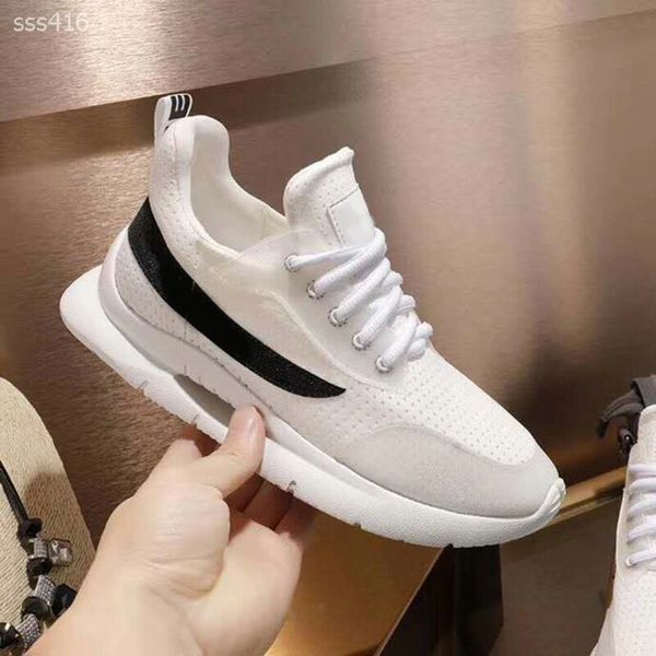 

горячие высокое качество мужчины новые дышащие кроссовки мода классический черный белый кроссовки повседневная обувь на плоской подошве крос