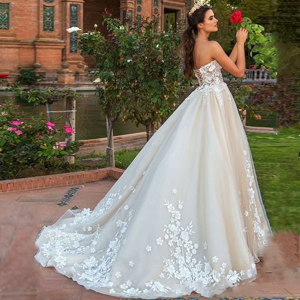 

charming 3d-flowers sweetheart neckline sleeveless a-line wedding dress lace applique lace-up court train bridal dress, White