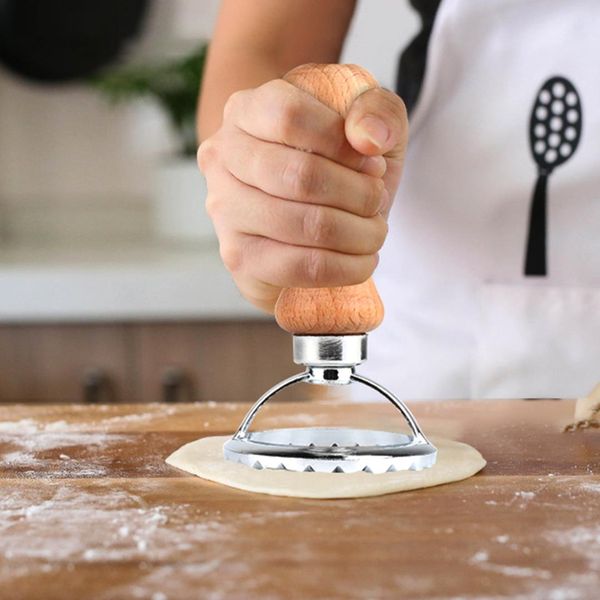

pasta hand-cutting machine round biscuit mold lace-up embossed dumpling embossing machine with roller cutti round cookie mould, Slivery;brown