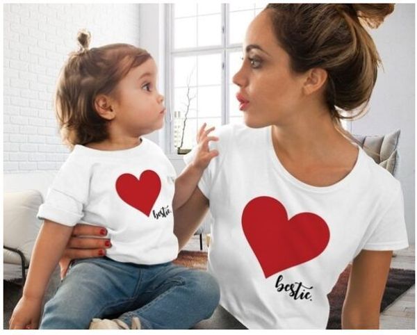 

Семья соответствия одежды мать дочь с коротким рукавом футболки сердце печатных