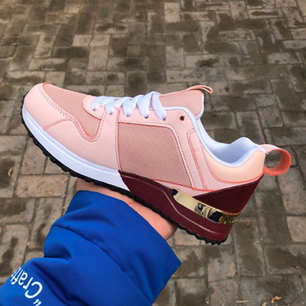 

Новые женские кожаные спортивные повседневные туфли на плоской подошве кроссовк