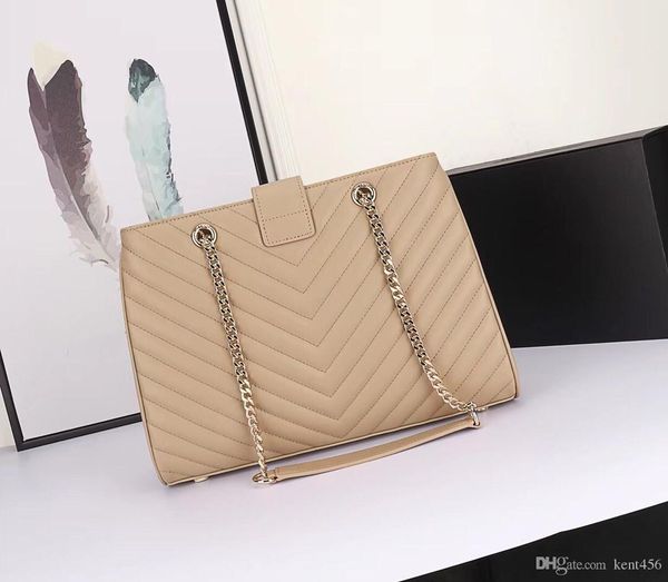 

a simple yet beautiful handbag with a simple yet stylish chain has a nice yet practical and stylish tailoring design