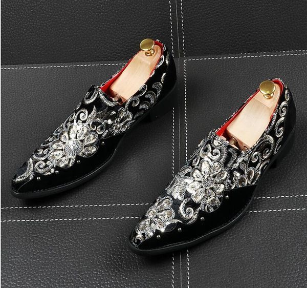 Primavera Homens Wingtip Velvet Loafers festa de casamento Sapatos Europa Estilo de ouro mocassins bordados Velvet Chinelos de condução