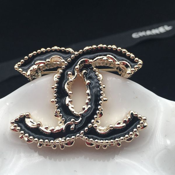 

Fa hion europe and america luxury de igner pin brooche gold plated latter brooche pin for men women party wedding nice gift je0503