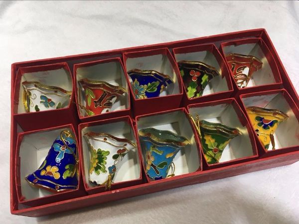 Großhandel 10 Stück atemberaubende chinesische handgemachte Cloisonné-Glocken-Ornament-Anhänger für Weihnachtsdekoration