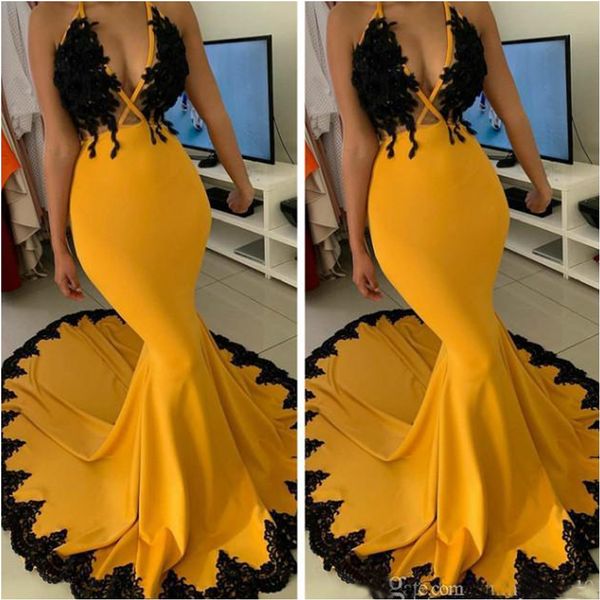 2020 Árabe Yellow Lace Sexy Evening Dresses Halter Sereia Satin Prom Party Formal Vestidos Vintage da dama de honra Pageant Vestidos