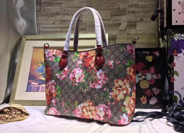 

the new european and american fashion crocodile leather handbag in 2018. the size of the leather lady bag is 37*29* 15cm0001