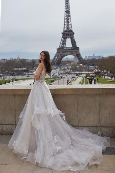 

2019 new gorgeous backless wedding dress v neck appliqued bridal gowns custom vestido de novia sweep train castle wedding gowns a4, White