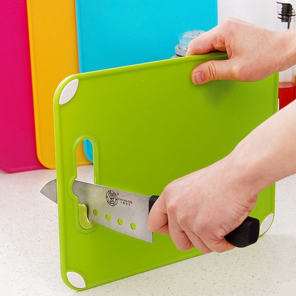 

kitchen cooking tool creative non-slip cutting board portable plastic chopping block with knife sharpener
