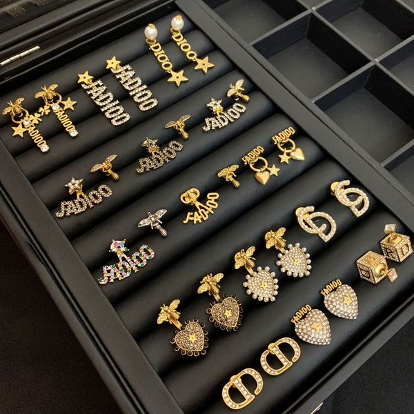 

luxury designer women stud bee heart designer earrings elegant high-end retro gold asymmetric pearl letters stud earrings fashion jewelry