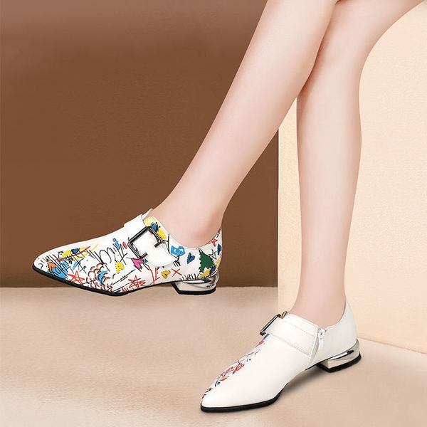 

2020 spring ethnic style shoes woman low heels women printing shoes thick heel ponited toes lady working shoes black white y200702