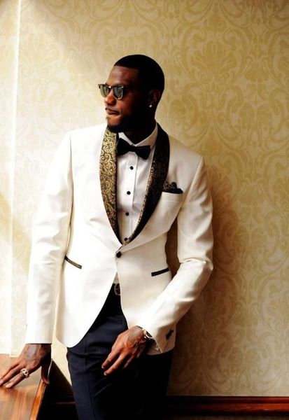 

myloddy new white wedding tuxedos slim fit gold pattern laple подходит для мужчин дешевого сшитого дружки костюм (куртка + брюки + галстук, White;black