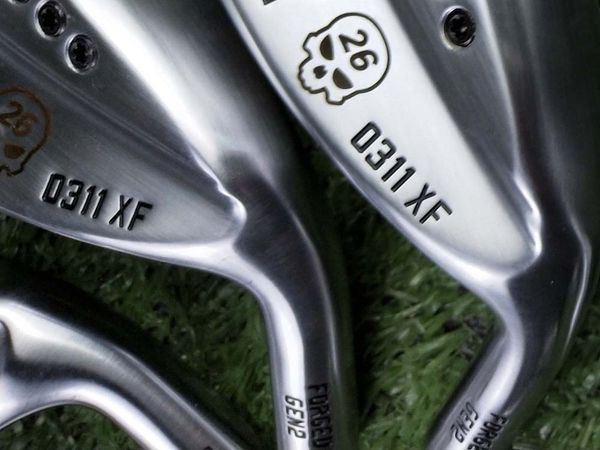 

2019 новый гольф-клуб 0311XF GEN 2 Silver skull Limited Edition Iron 8 picec подходит для черной краски 3-9.W Ч