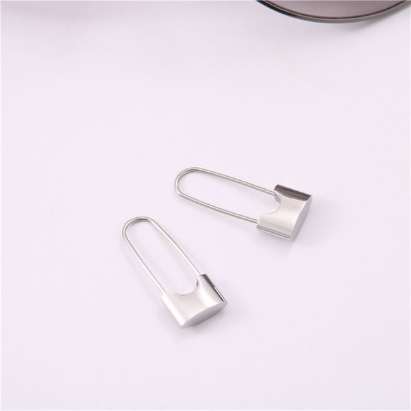 

Exaggerated creative pin earrings female lock earrings South Korea Europe and America personalized trendsetter Earrings