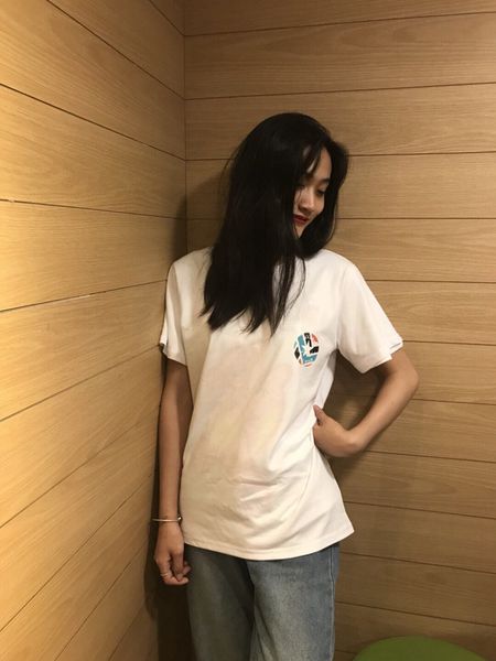 

19SS Popular youth Black and White Womens Designer Clothing Fashion Casual Womens Designer T Shirts Pure Cotton Letter Printing