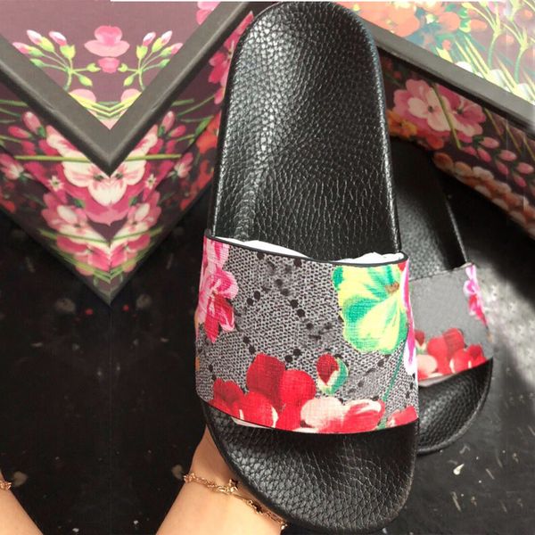 

Designer summer Bighead cartoon slippers Leather men and women Flat bottomed beach alphabetic slippers Flower Lazy Embroidery woman shoes 42