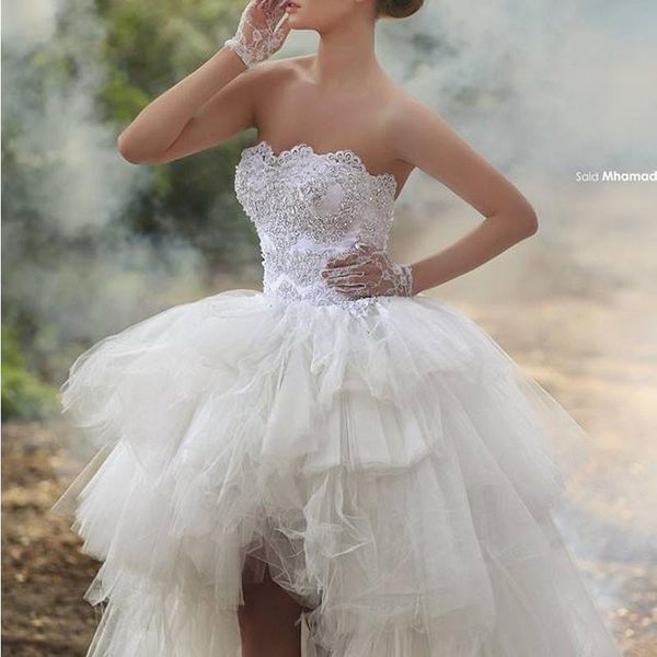 High-Low-Ballkleid-Brautkleider, trägerlos, mit Perlen verziert, Spitze, appliziert, bauschiger Tüll, kurze Vorderseite, lange Rückseite, Brautkleider, Sommer-Strand-Hochzeitskleid