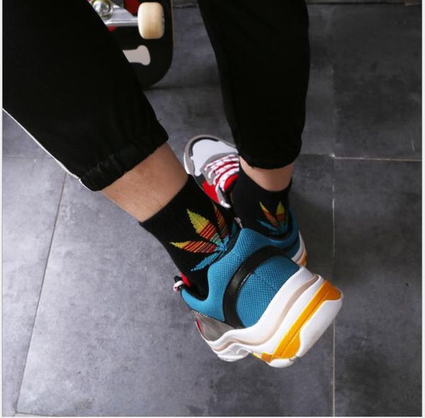 

2019 trendy socks for men and women, sports socks with barrel stripes in maple-leaf socks, Black