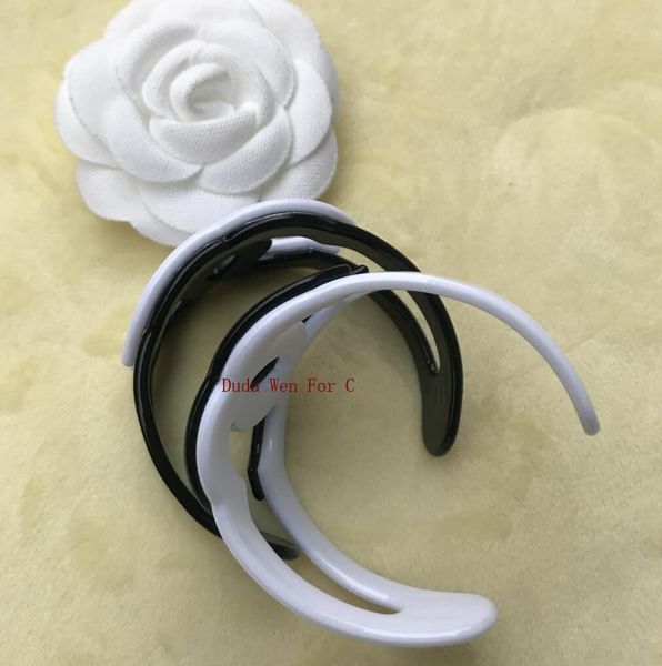 

2018 new fa hion acrylic bracelet hollow out logo fa hion acce orie fa hion ymbol luxury bangle black or white color party gift