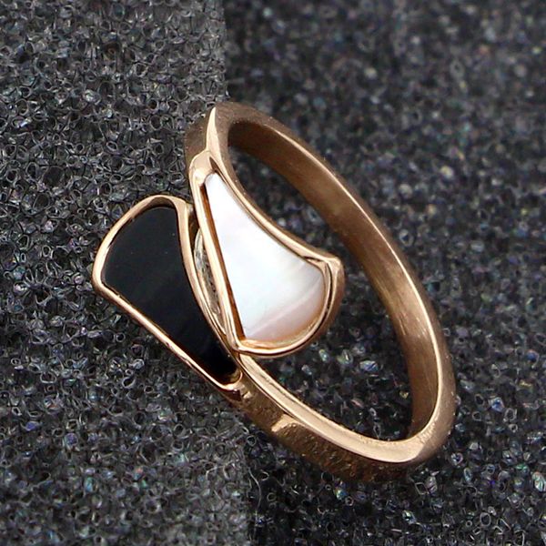 

fashion fan-shaped shell black and white color shell ring titanium steel rose gold ring for women jewelry gift wholesale, Slivery;golden